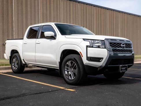 Used 2025 Nissan Frontier SV AWD/4WD image 2