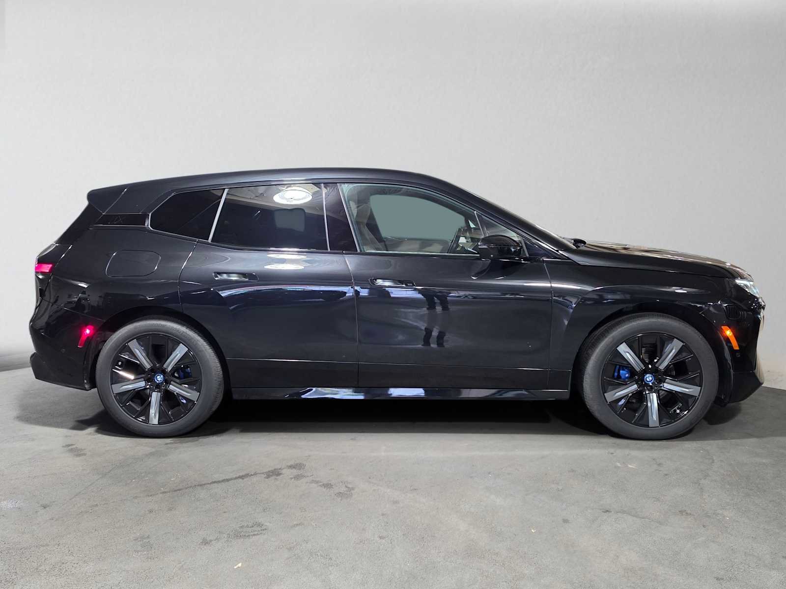 Used 2024 BMW iX xDrive50 w/ Sport Package AWD/4WD image 2
