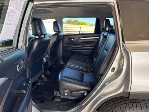 Used 2018 Toyota Highlander XLE image 11