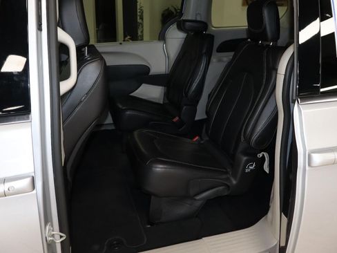 Used 2024 Chrysler Pacifica Touring-L FWD image 23