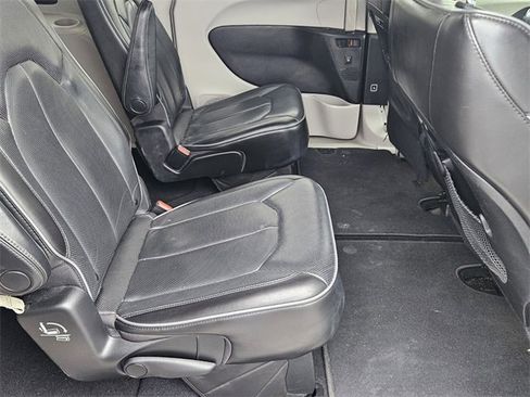 Used 2020 Chrysler Pacifica Limited image 13