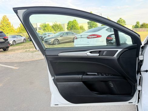 Used 2020 Ford Fusion SE FWD image 13