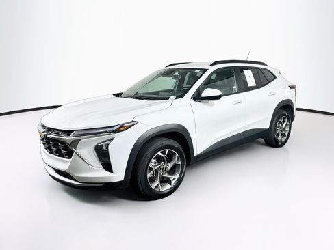 Used 2025 Chevrolet Trax LT w/ LT Convenience Package FWD image 3