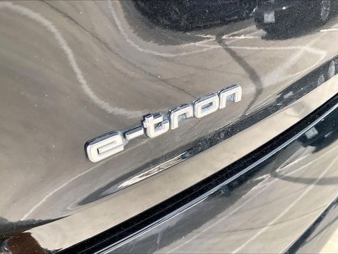 Used 2022 Audi e-tron Premium Plus w/ Premium Plus Package AWD/4WD image 30
