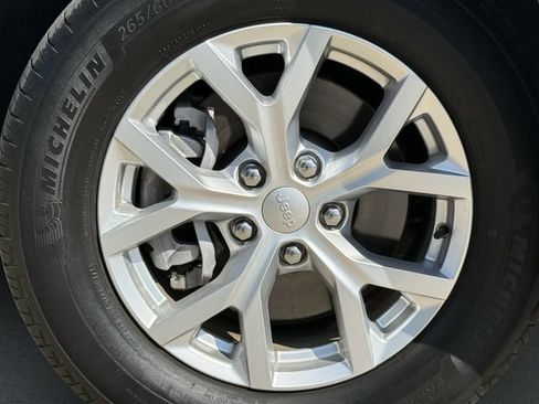 Used 2023 Jeep Grand Cherokee L Limited RWD image 9