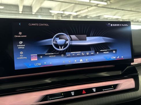 Used 2024 BMW 540i xDrive AWD/4WD image 19