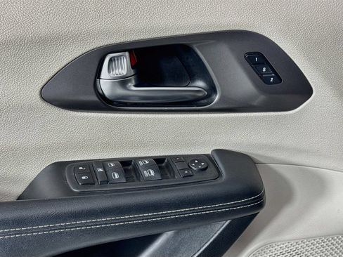 Used 2023 Chrysler Pacifica Touring-L FWD image 18
