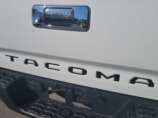 Used 2018 Toyota Tacoma SR5 RWD image 10