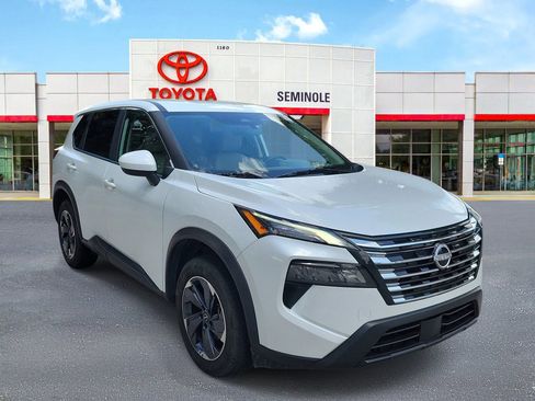 Used 2025 Nissan Rogue SV FWD image 2