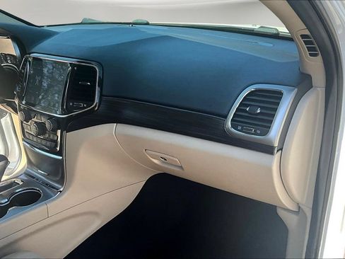 Used 2022 Jeep Grand Cherokee Laredo E AWD/4WD image 27