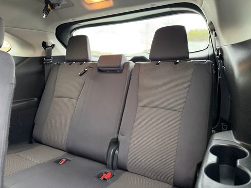 Used 2024 Toyota Highlander LE image 7