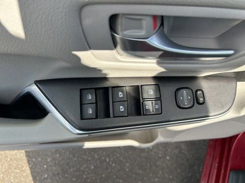 Used 2016 Toyota Camry SE image 18