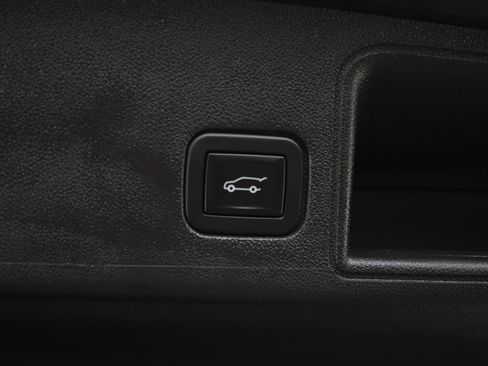 Used 2022 GMC Terrain SLT w/ Infotainment Package II AWD/4WD image 17