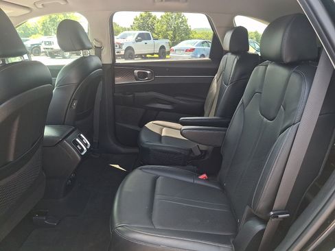 Used 2023 Kia Sorento EX AWD/4WD image 11