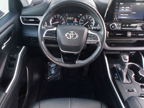 Used 2021 Toyota Highlander XLE FWD image 5