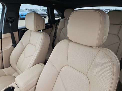 Certified 2026 Porsche Macan AWD/4WD image 6