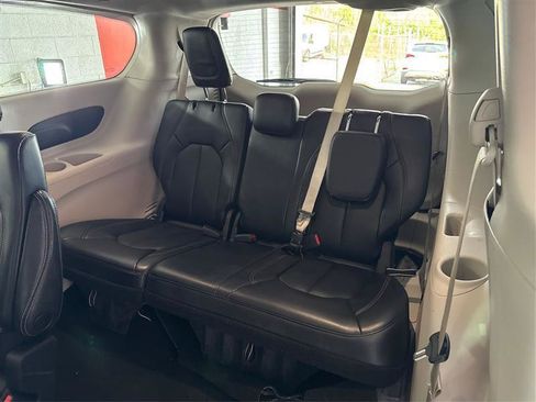 Used 2023 Chrysler Pacifica Touring-L FWD image 38