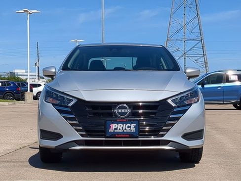 Used 2025 Nissan Versa SV image 2