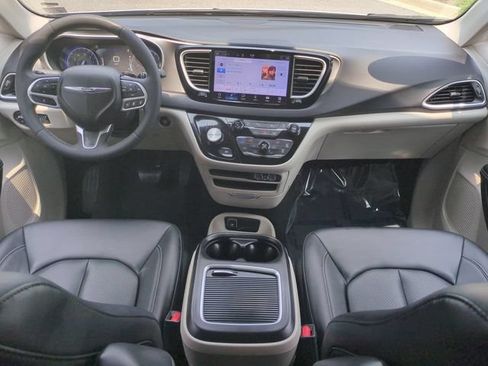 Used 2024 Chrysler Pacifica Touring-L FWD image 15