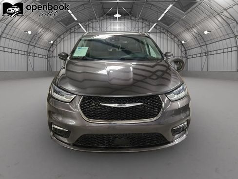 Used 2023 Chrysler Pacifica Touring-L FWD image 2