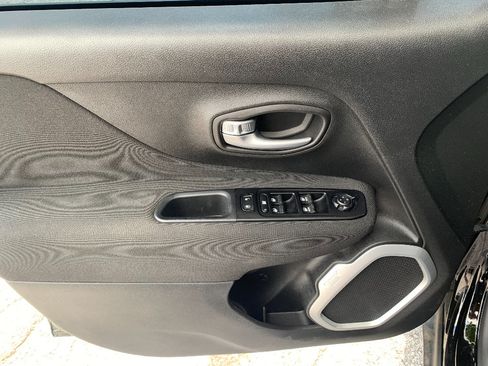Used 2021 Jeep Renegade Latitude AWD/4WD image 10