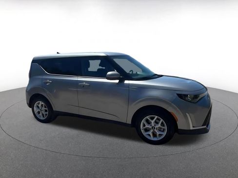 Used 2025 Kia Soul LX w/ LX Technology Package FWD image 2