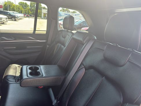 Used 2025 Jeep Grand Cherokee Limited AWD/4WD image 35