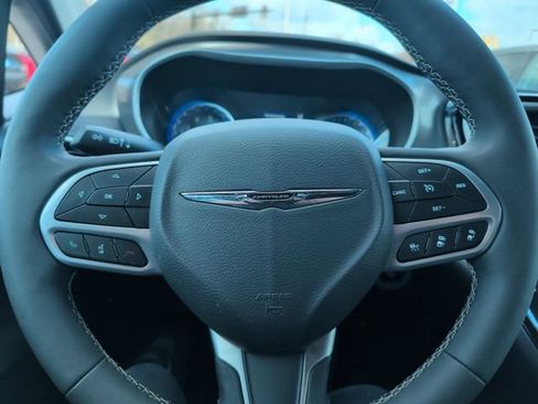 Used 2025 Chrysler Pacifica Select image 16