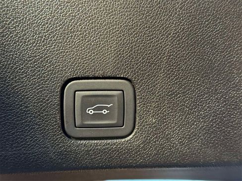 Used 2025 Cadillac XT6 Sport w/ Platinum Package image 18