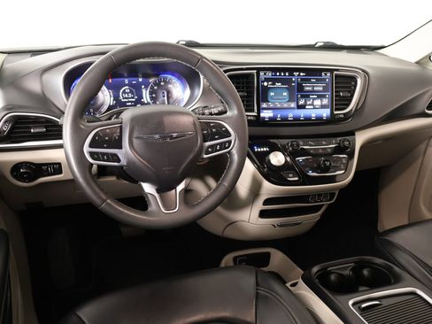 Used 2023 Chrysler Pacifica Touring-L FWD image 2
