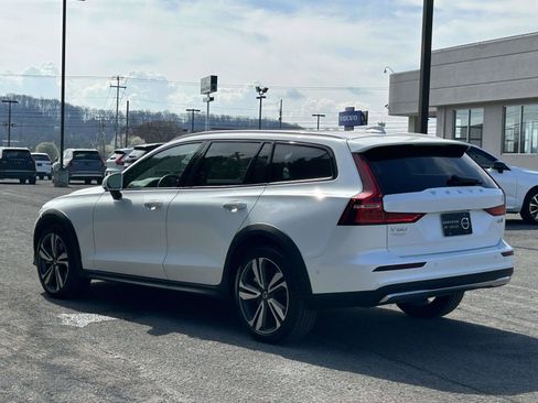 Certified 2025 Volvo V60 B5 Cross Country Plus image 5