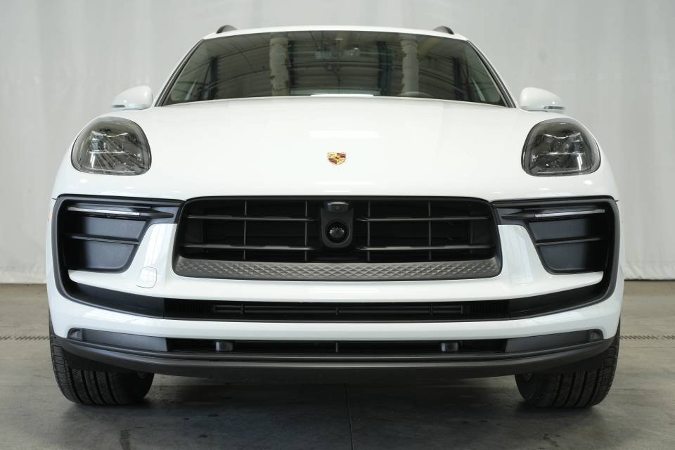 Certified 2025 Porsche Macan AWD/4WD image 12