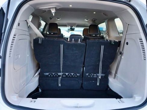 Used 2023 Chrysler Pacifica Touring-L image 34