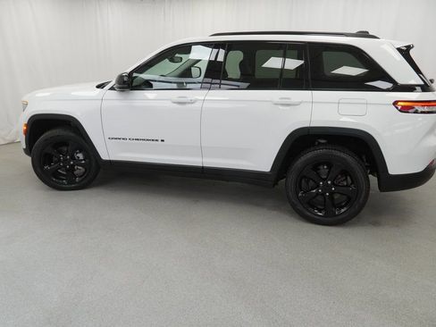 Used 2023 Jeep Grand Cherokee Limited w/ Black Appearance Package image 14