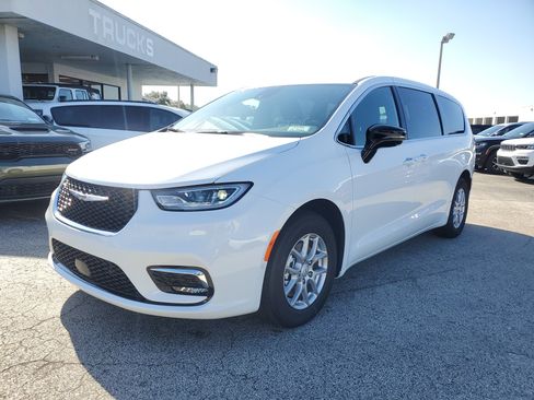 New 2026 Chrysler Pacifica Select image 2