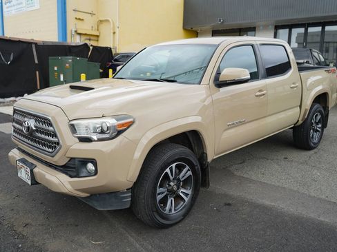 Used 2017 Toyota Tacoma TRD Sport AWD/4WD image 5
