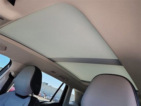 New 2025 Volkswagen Tiguan SE image 25