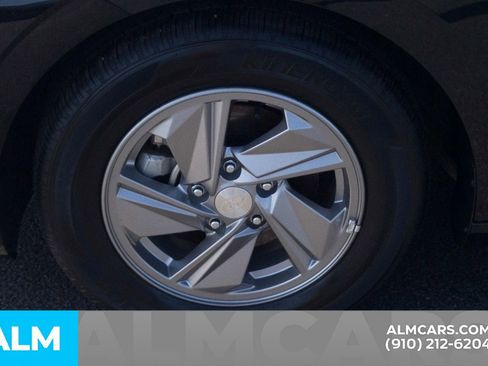 Used 2025 Hyundai Elantra SE image 13