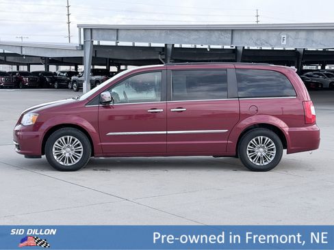 Used 2016 Chrysler Town & Country Touring-L w/ Driver Convenience Group image 8