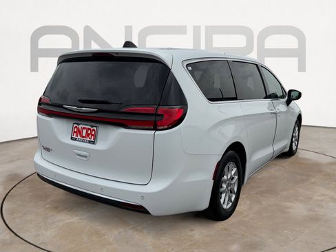 Used 2023 Chrysler Pacifica Touring-L FWD image 12