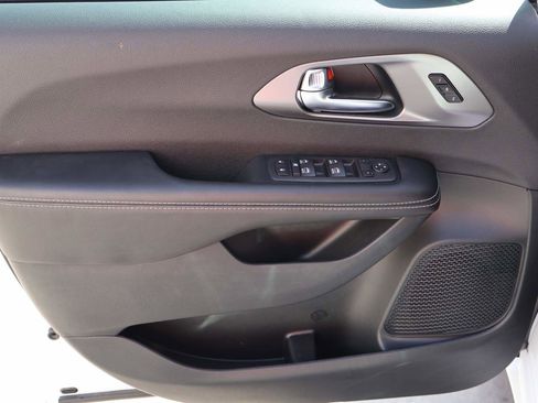 New 2026 Chrysler Pacifica Select FWD image 7