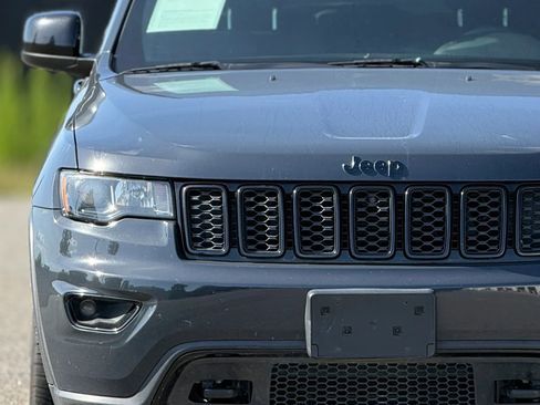 Used 2018 Jeep Grand Cherokee Laredo AWD/4WD image 11