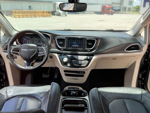 Used 2019 Chrysler Pacifica Touring-L FWD image 28