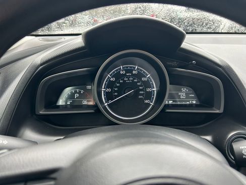 Used 2020 Toyota Yaris L image 17