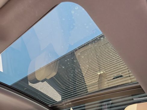 Certified 2025 Porsche Macan AWD/4WD image 40