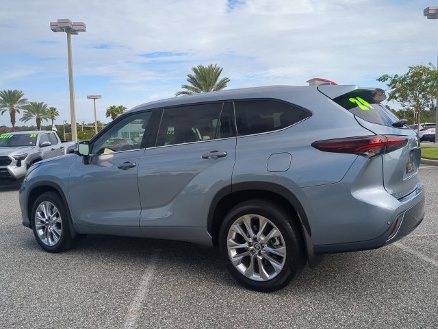 Used 2024 Toyota Highlander Limited FWD image 6