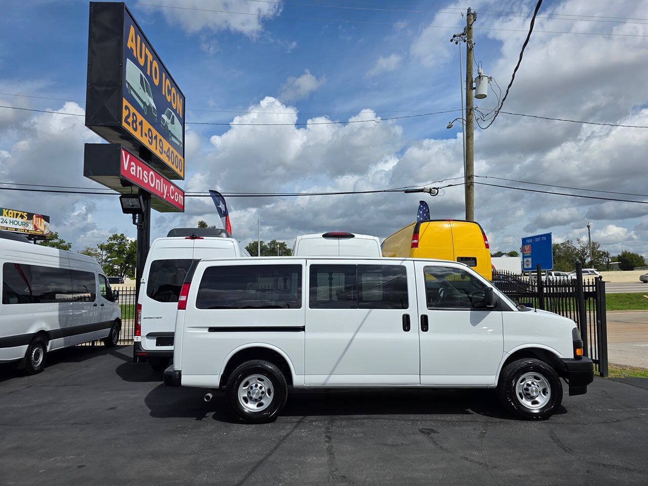 Used 2024 Chevrolet Express 3500 LS RWD image 3