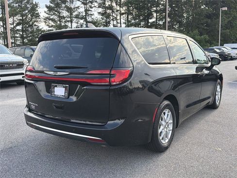 Used 2023 Chrysler Pacifica Touring-L FWD image 5