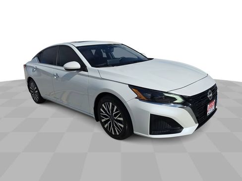 Used 2023 Nissan Altima 2.5 SV w/ SV Premium Package image 2