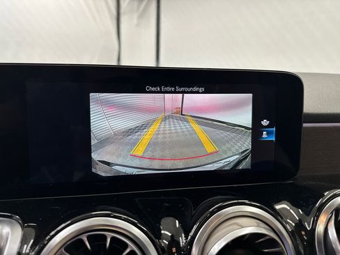 Used 2023 Mercedes-Benz GLB 250 4MATIC w/ Premium Package image 31